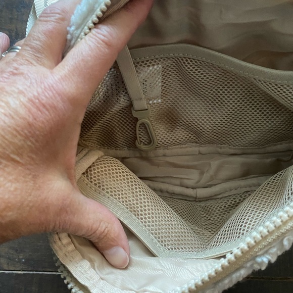 Lole Beige Sherpa Crossbody bag - Picture 5 of 12